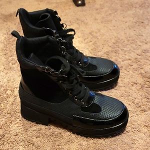 Black shoes size 7W
